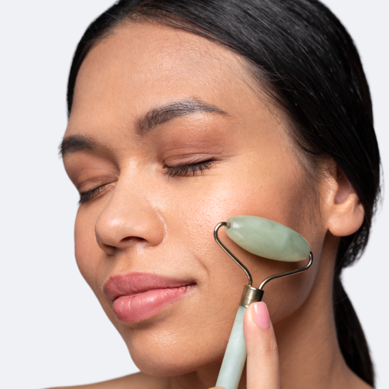 Gua-Sha & Rouleau de Massage Visage – Soin Anti-Âge Naturel